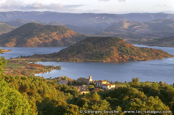 Vue d'ensemble du lac du Salagou